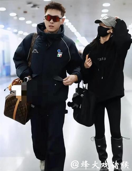 吴谨言洪尧机场甜蜜同框!两人边走边聊,吴谨言看着就幸福,推着行李箱的洪尧,脸上一个创可贴引关注 吴谨言洪尧机场甜蜜同框!两人边走边聊,吴谨言看着就幸福,推着行李箱的洪尧,脸上一个创可贴引关注